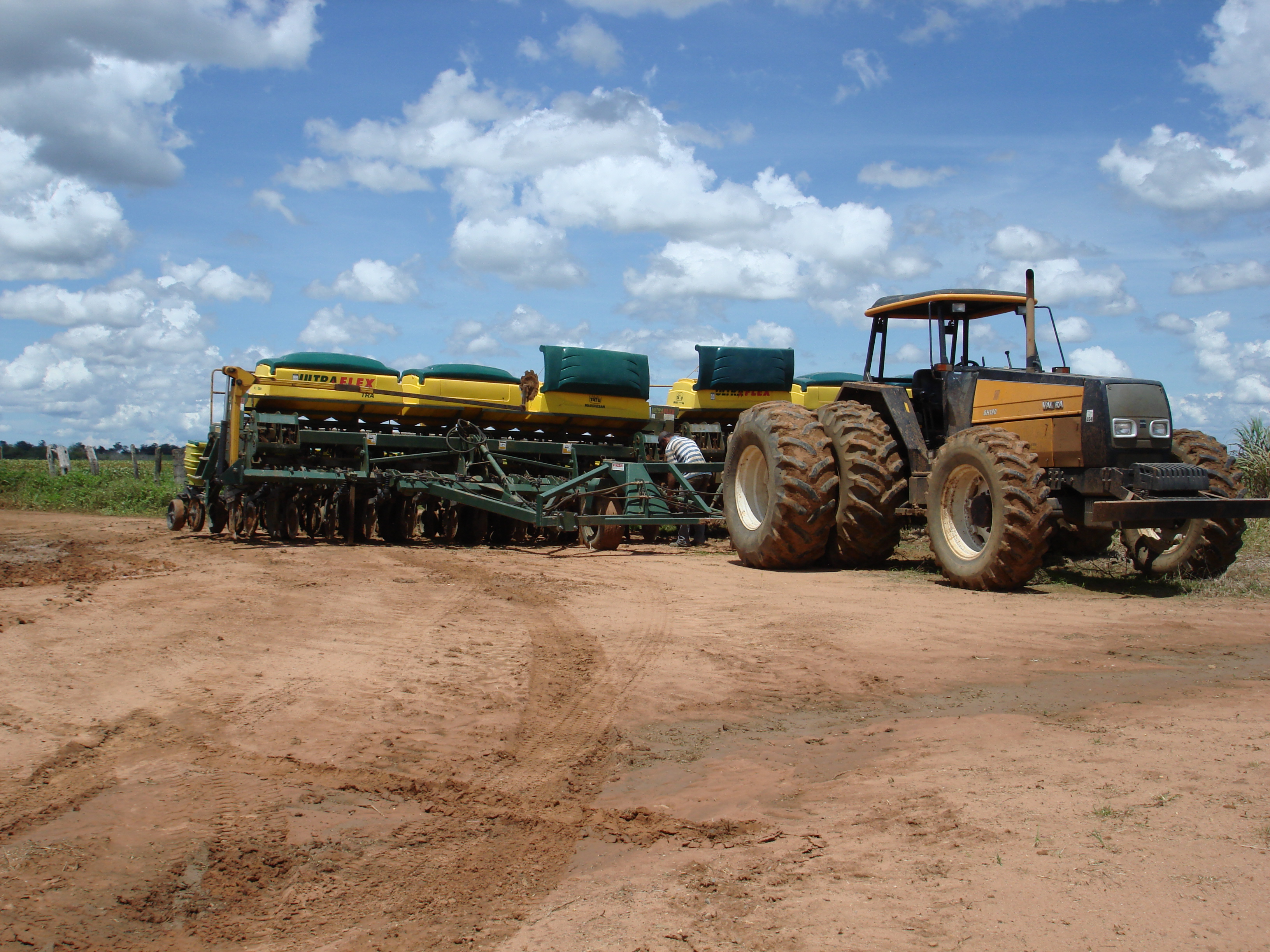 Planting double crop (safrinha) corn near Campo Verde, Mato Grosso