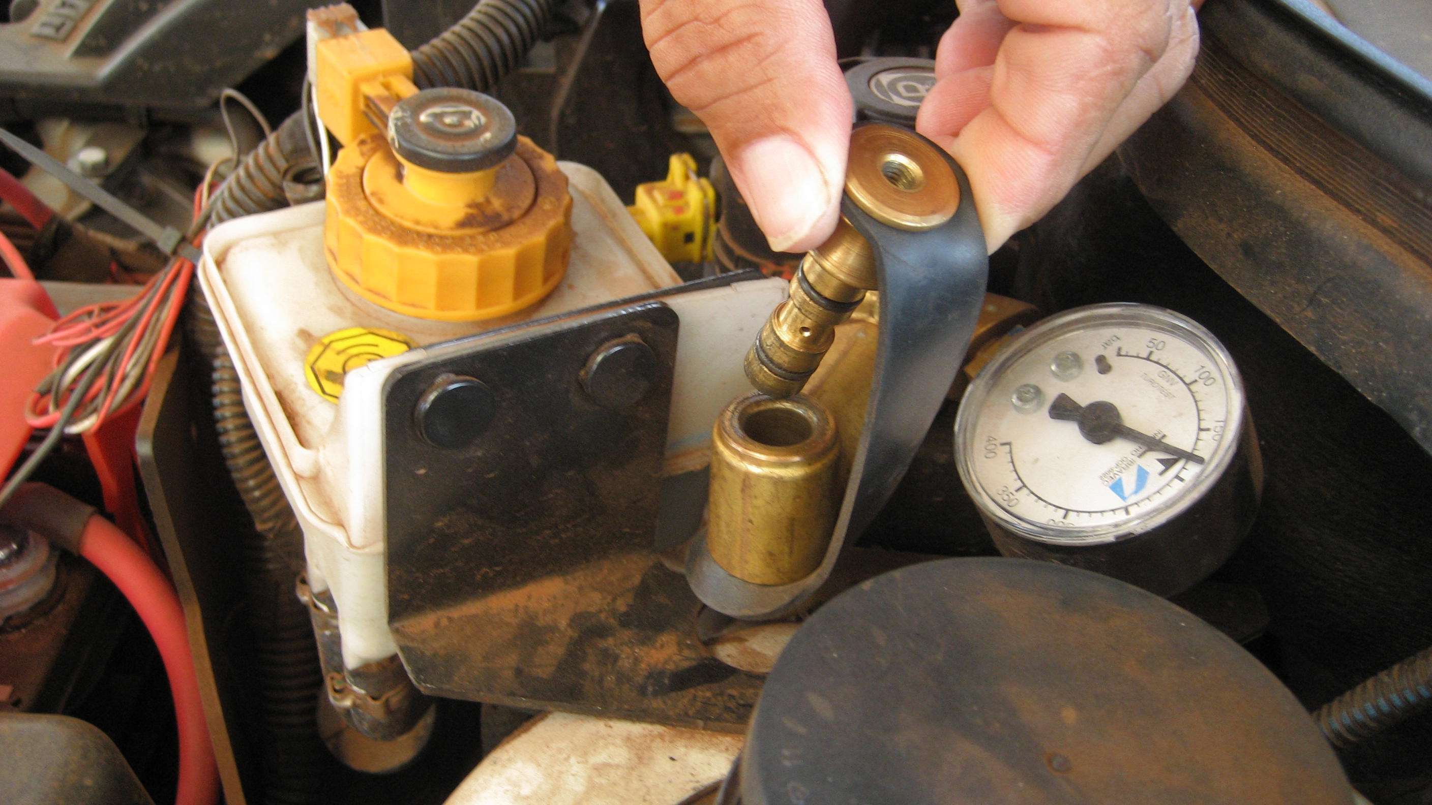 Valve cap for natural gas tanks