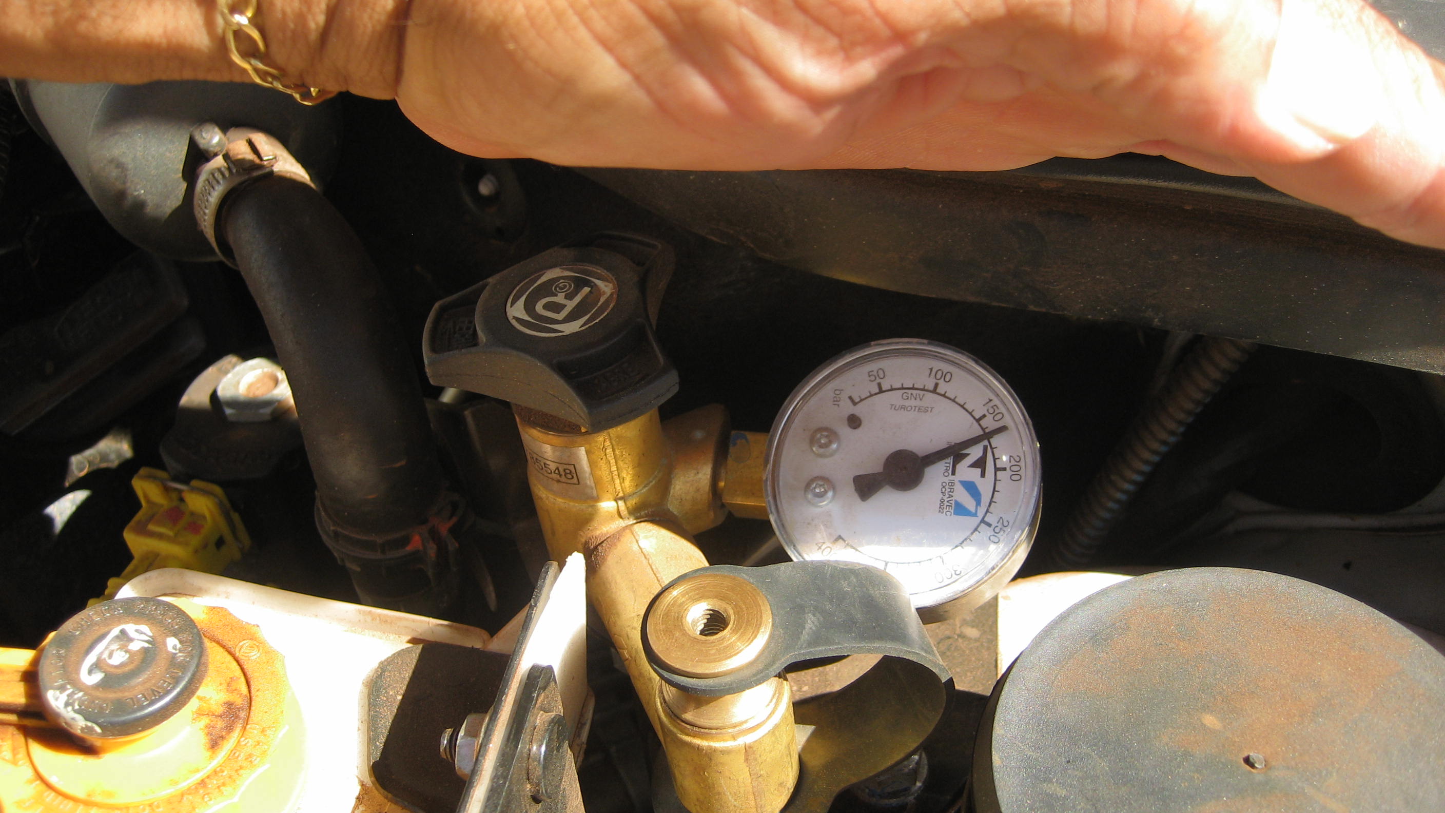 Valve cap and pressure gauge for natural gas tanks