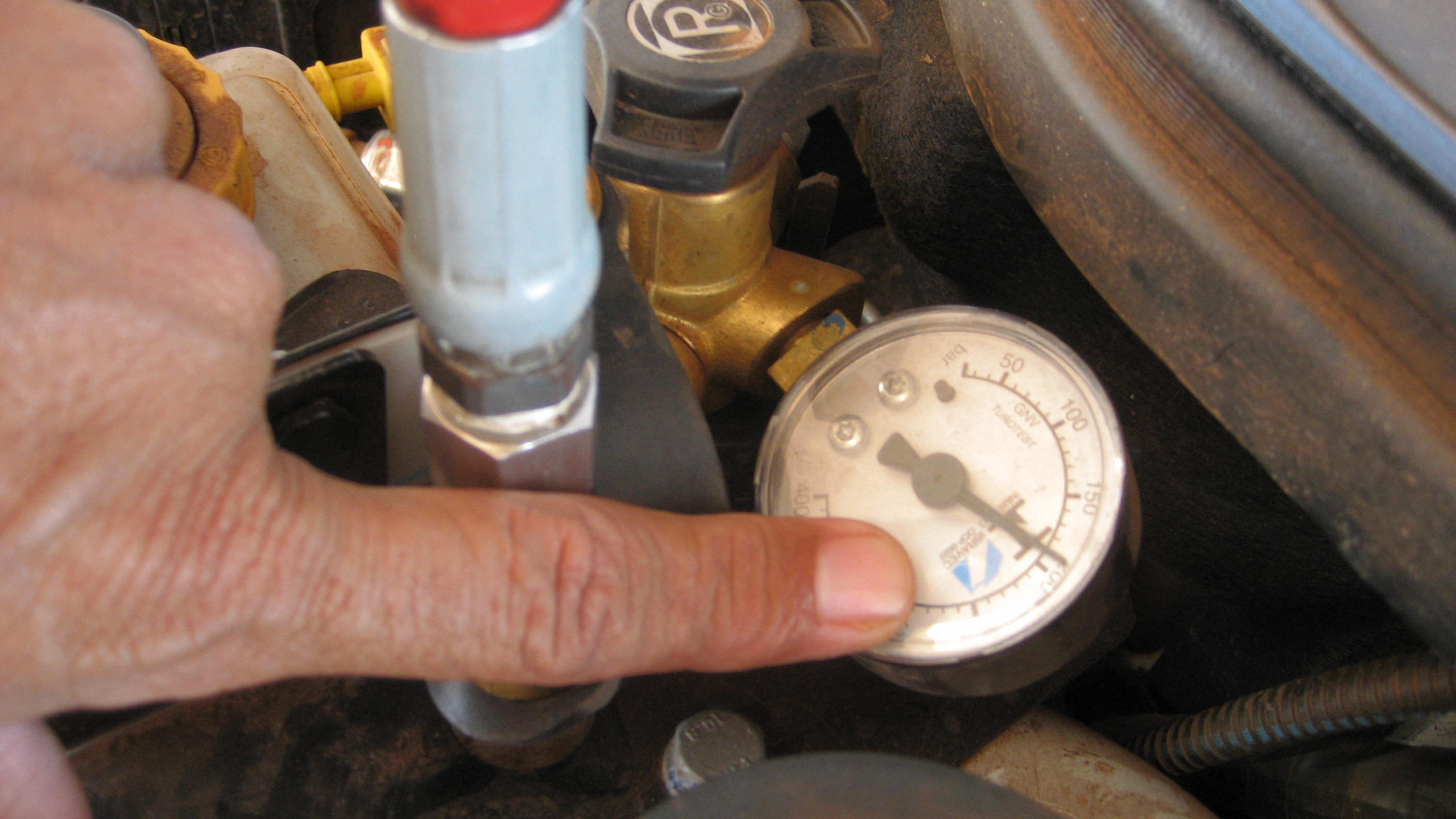 Filling natural gas tanks to a specified pressure