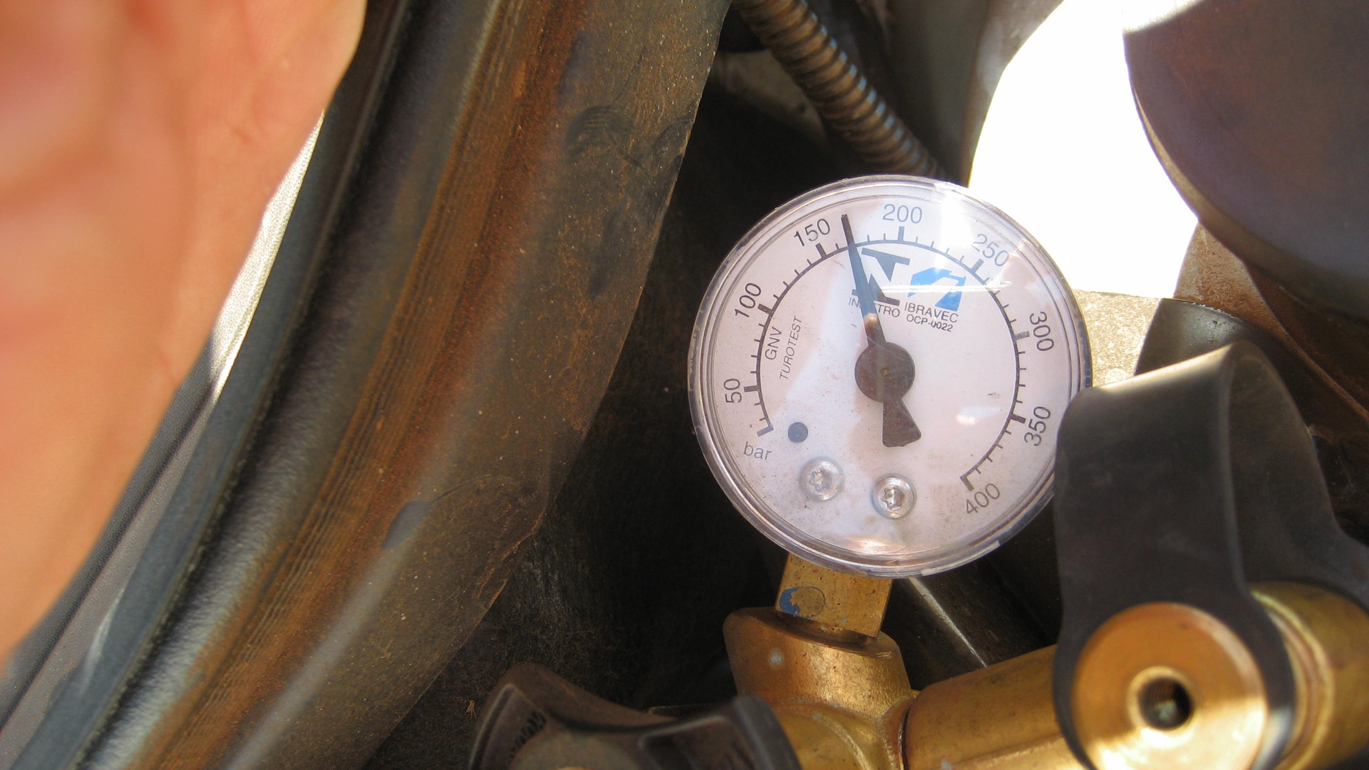 Pressure gauge for natural gas tanks