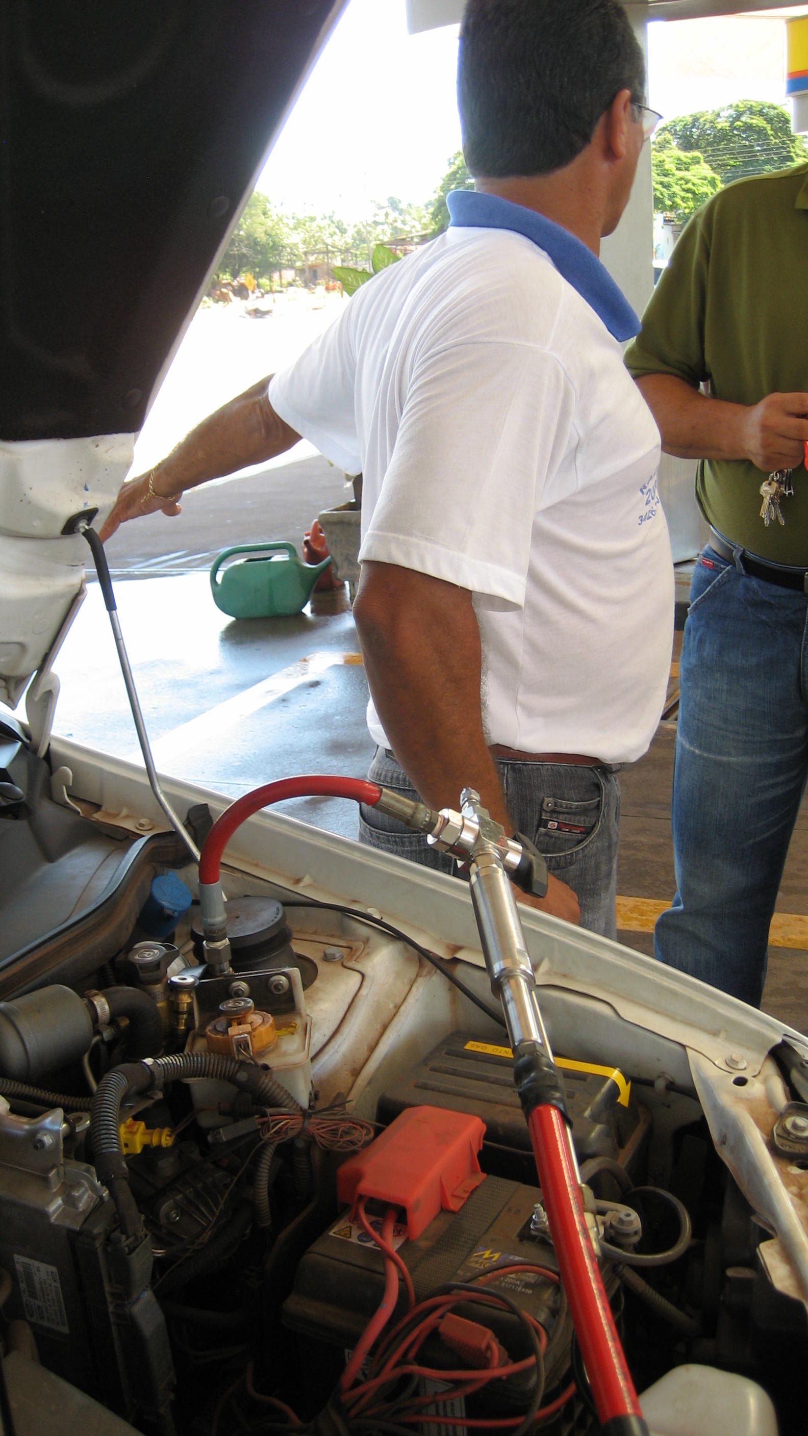 Filling Tri-flex Fiat with natural gas