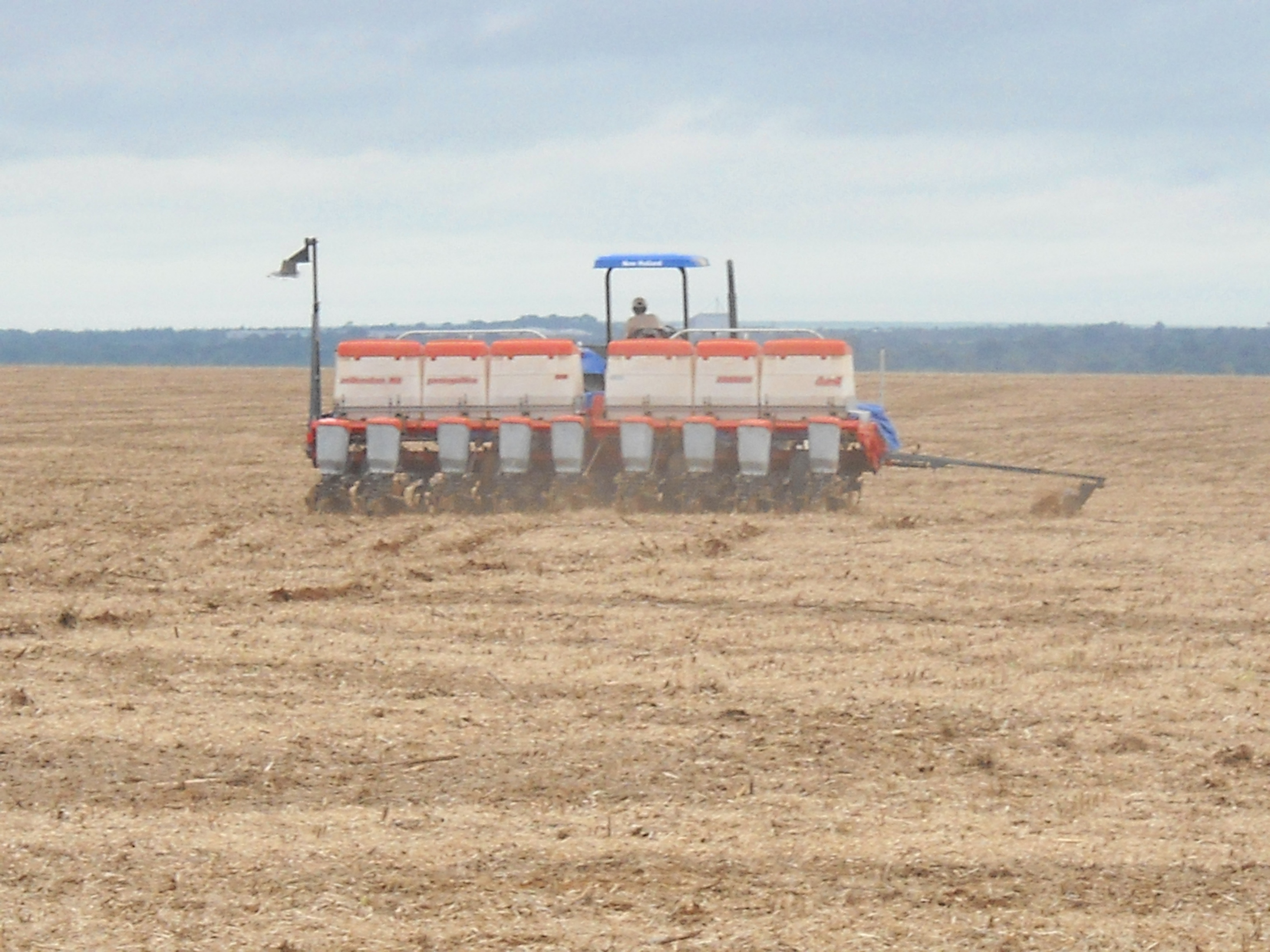 Planting safrinha corn near Primavera do Leste in eastern Mato Grosso