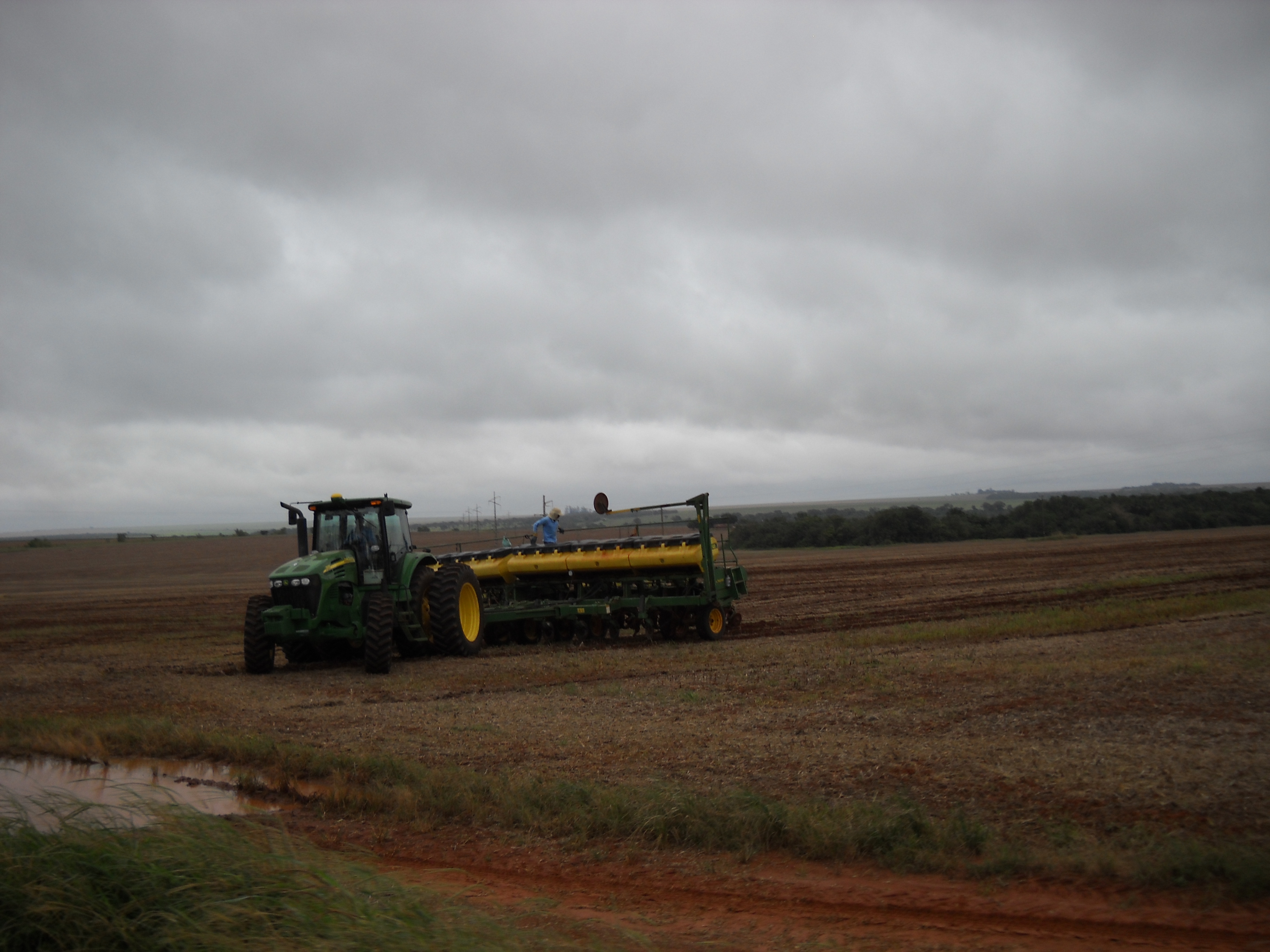 Planting safrinha corn near Campo Verde in eastern Mato Grosso