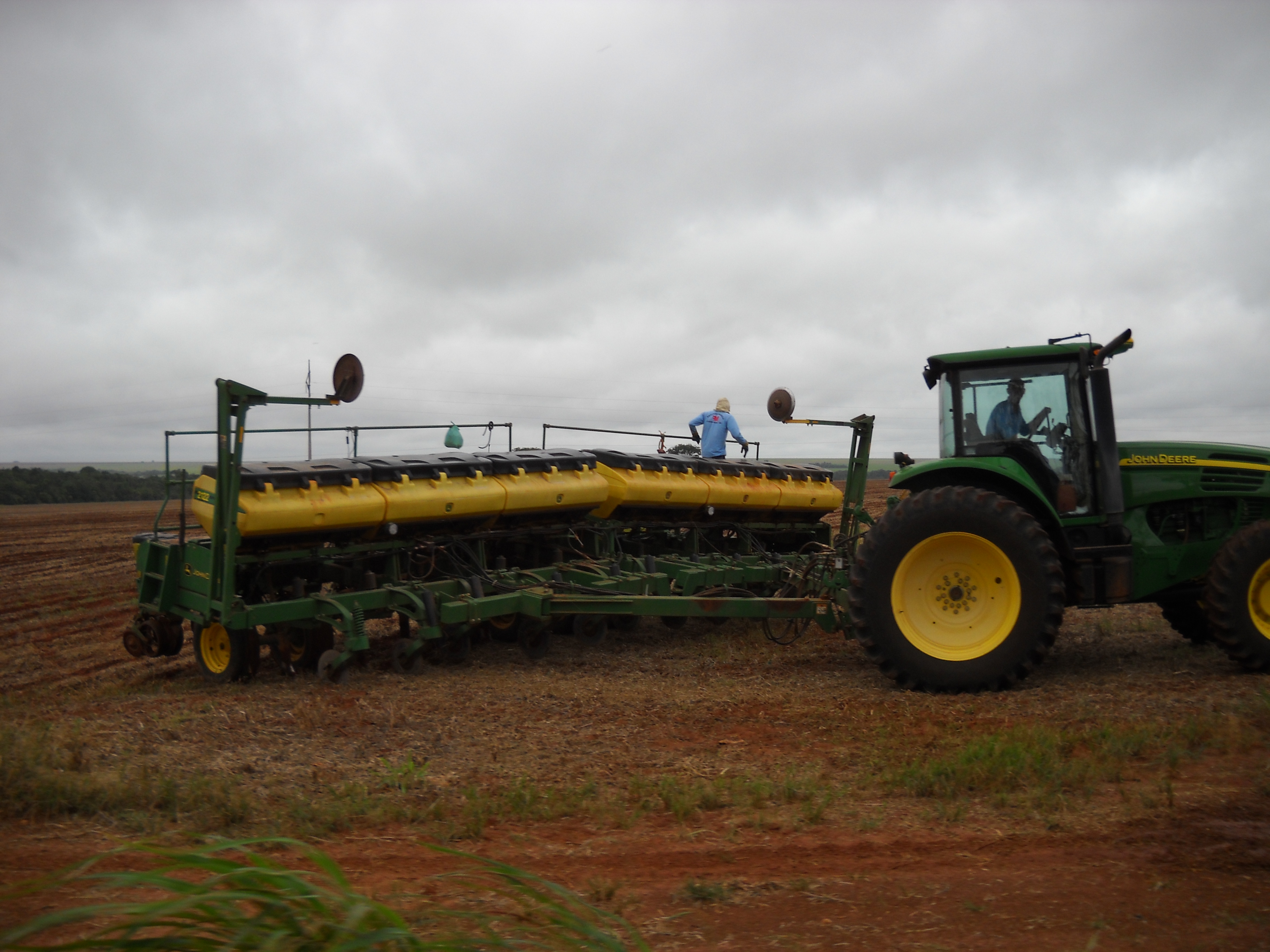 Planting safrinha corn near Campo Verde in eastern Mato Grosso