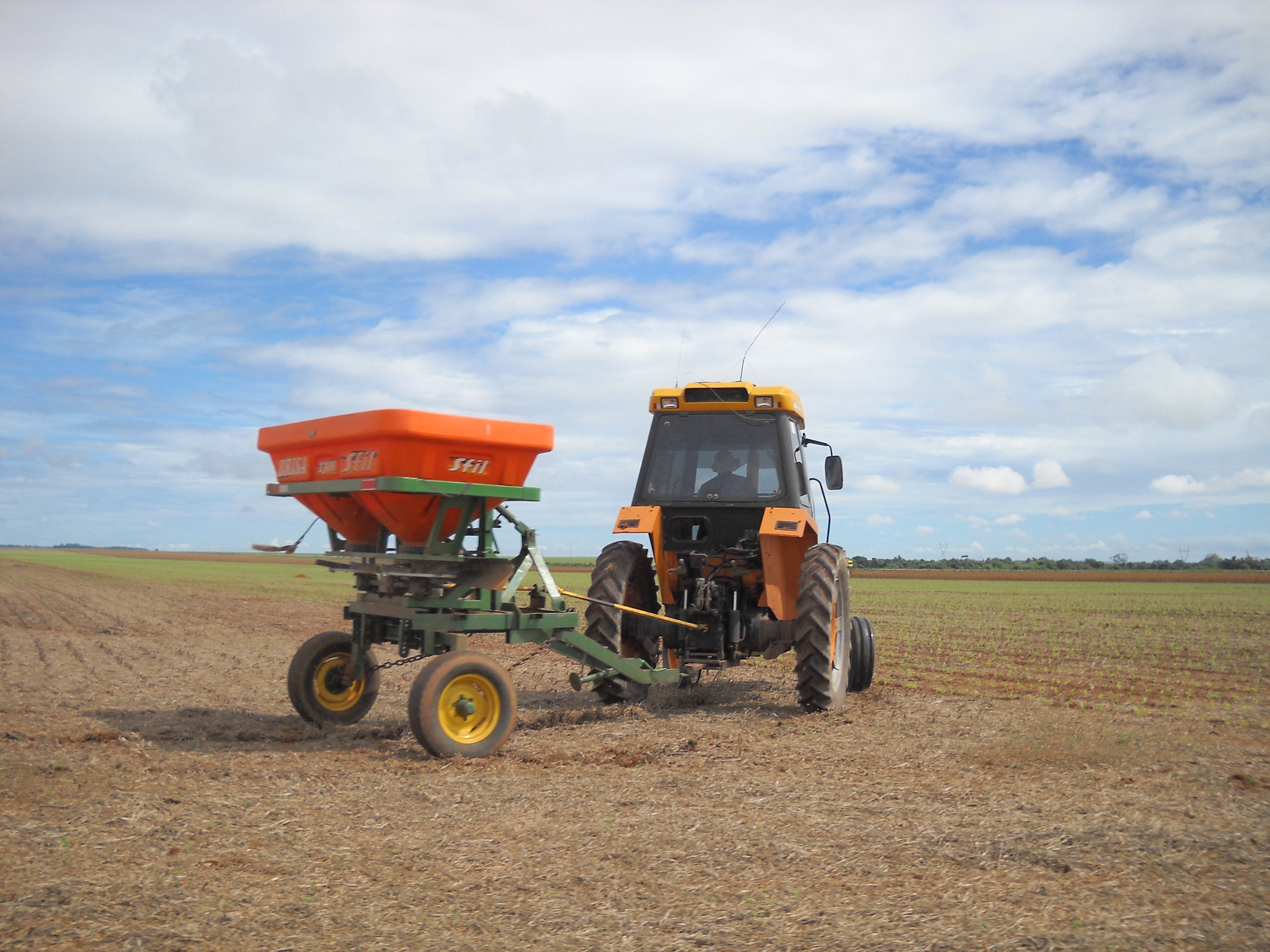Applying fertilizers to safrinha corn production near Nova Mutum in central Mato Grosso