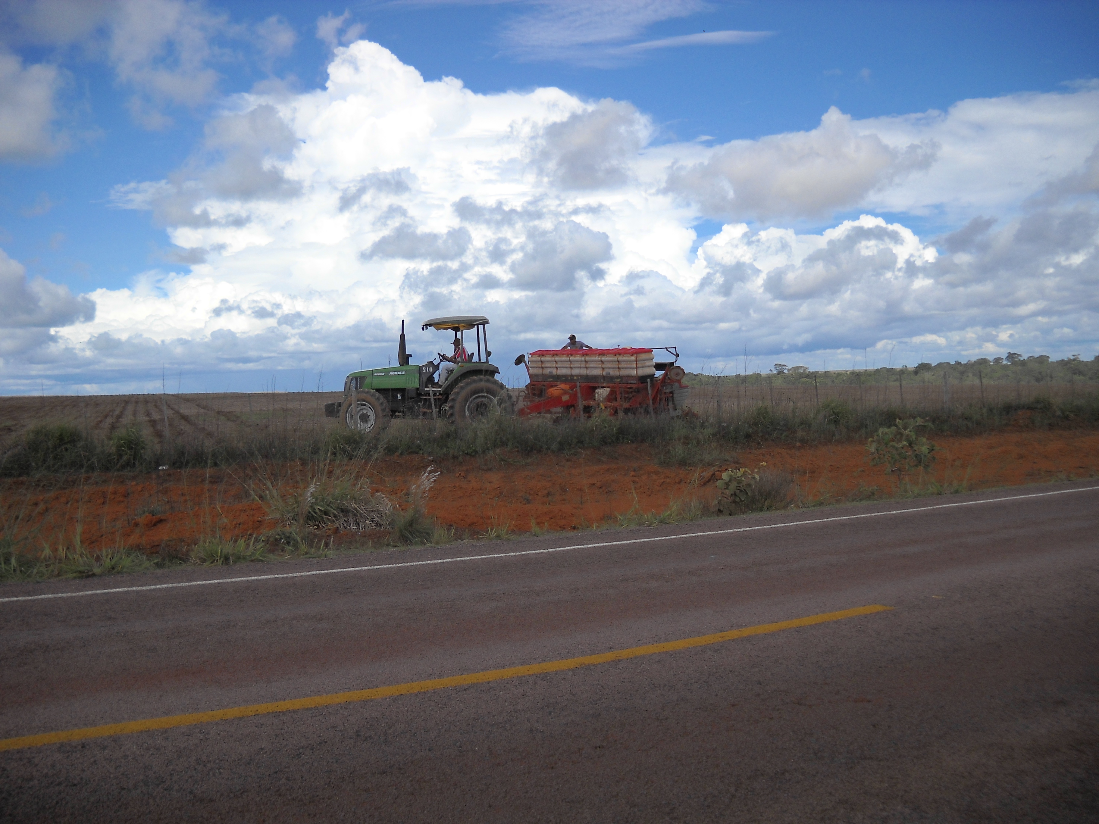 Planting safrinha corn near Campo Verde in southern Mato Grosso