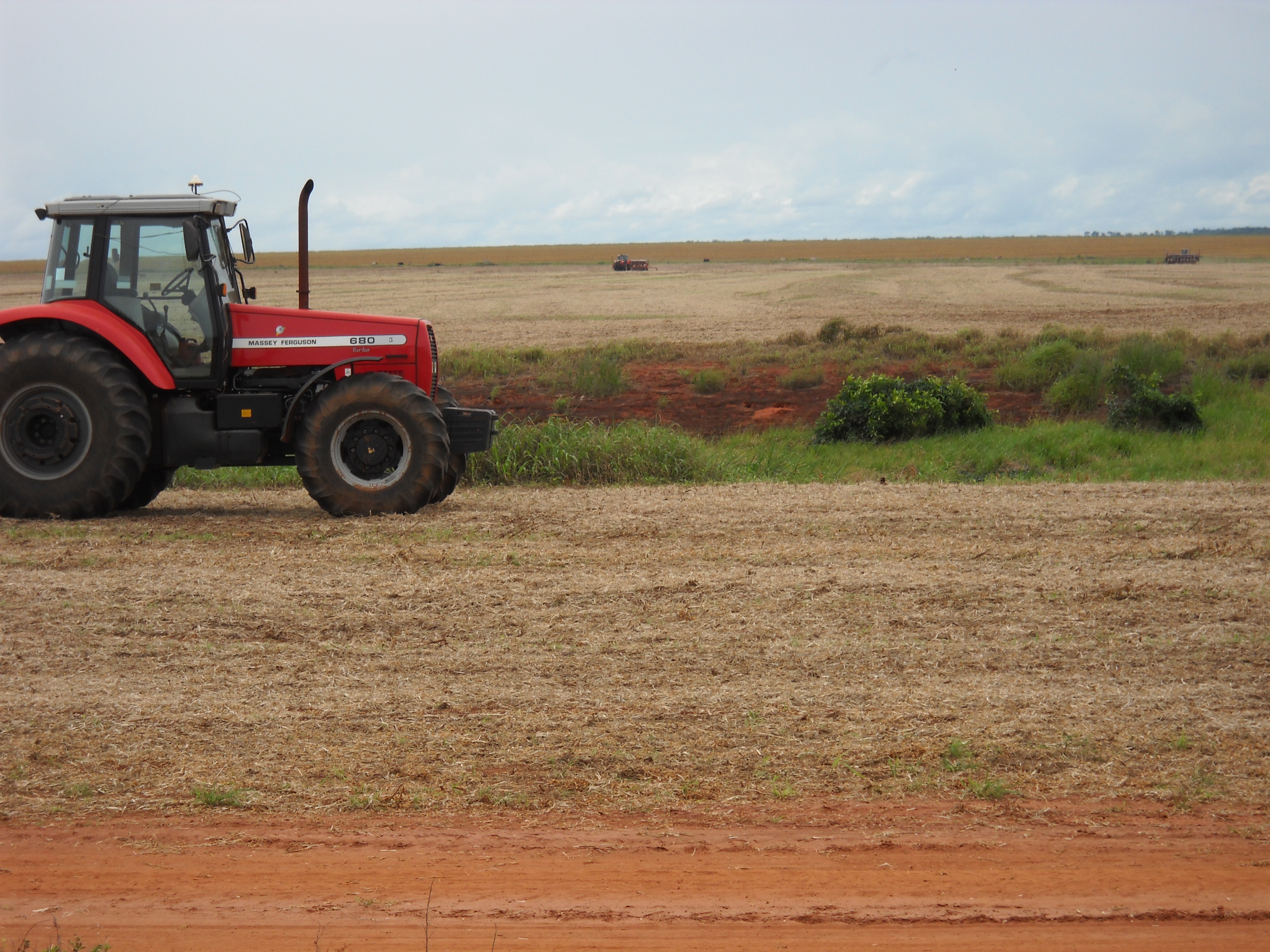 Planting safrinha corn near Itiquira in far southern Mato Grosso