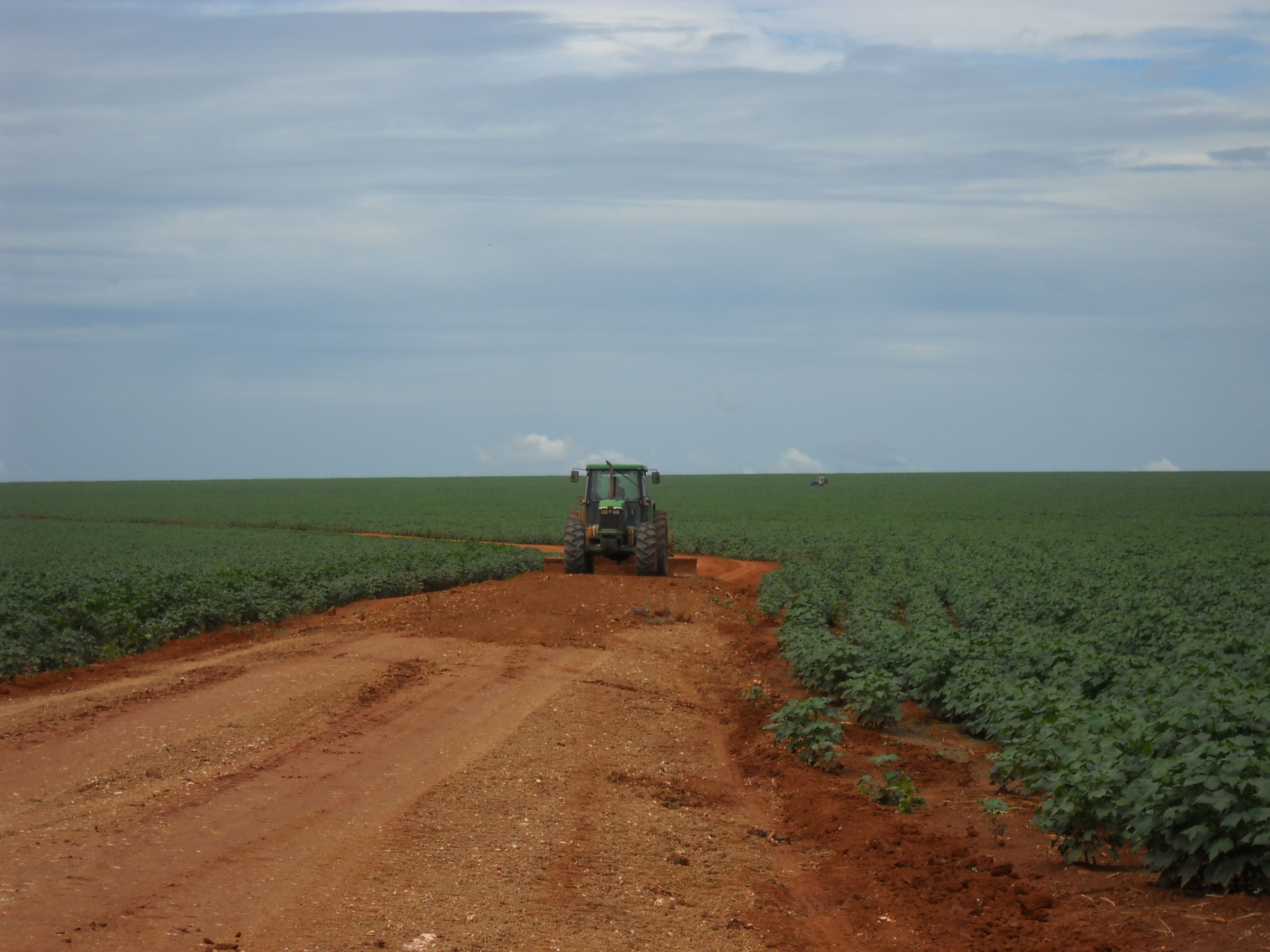 Grading farm lane near Alta Garcas in southeastern Mato Grosso