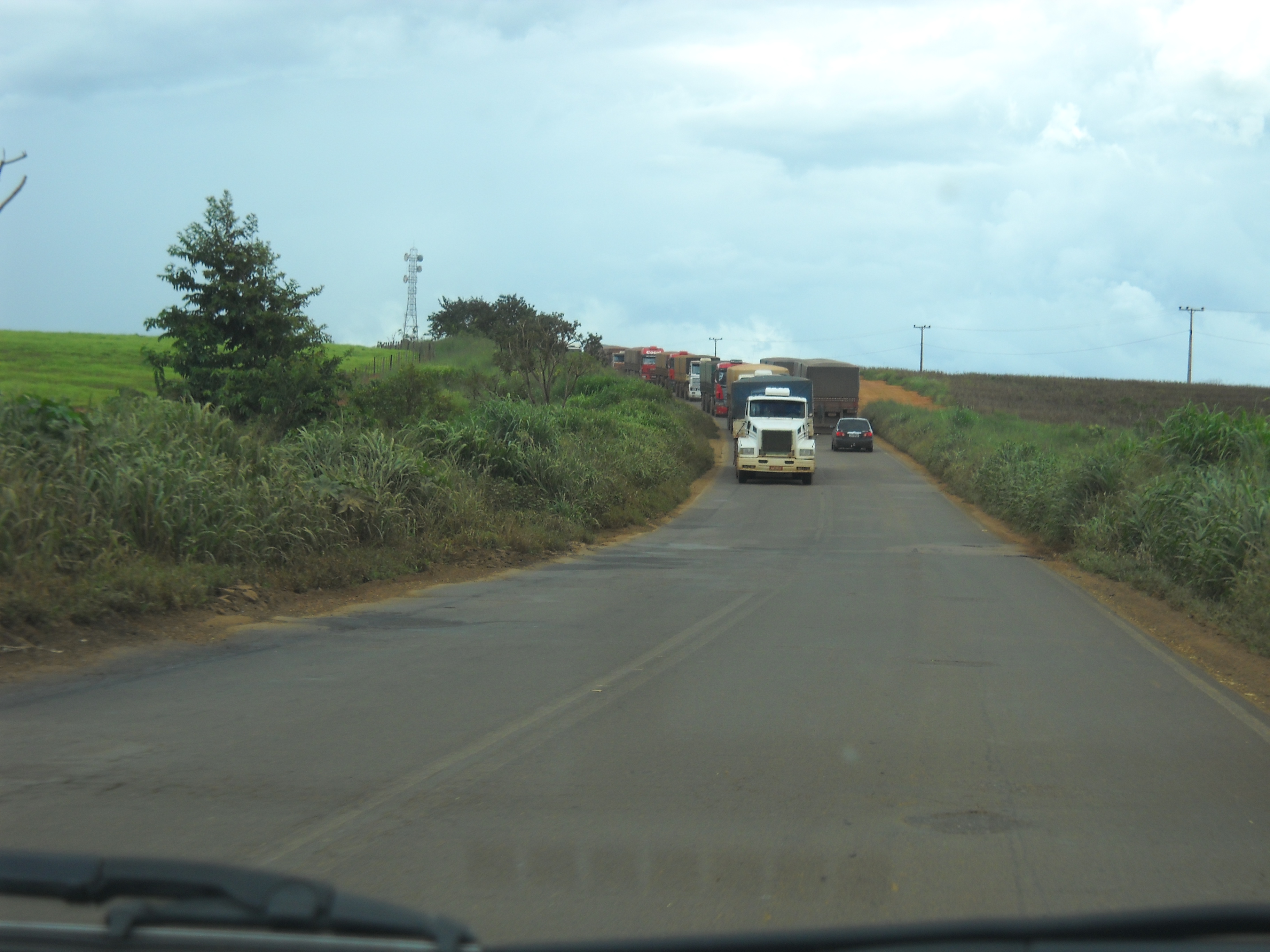 Truck traffic on highway BR-364 in southeastern Mato Grosso