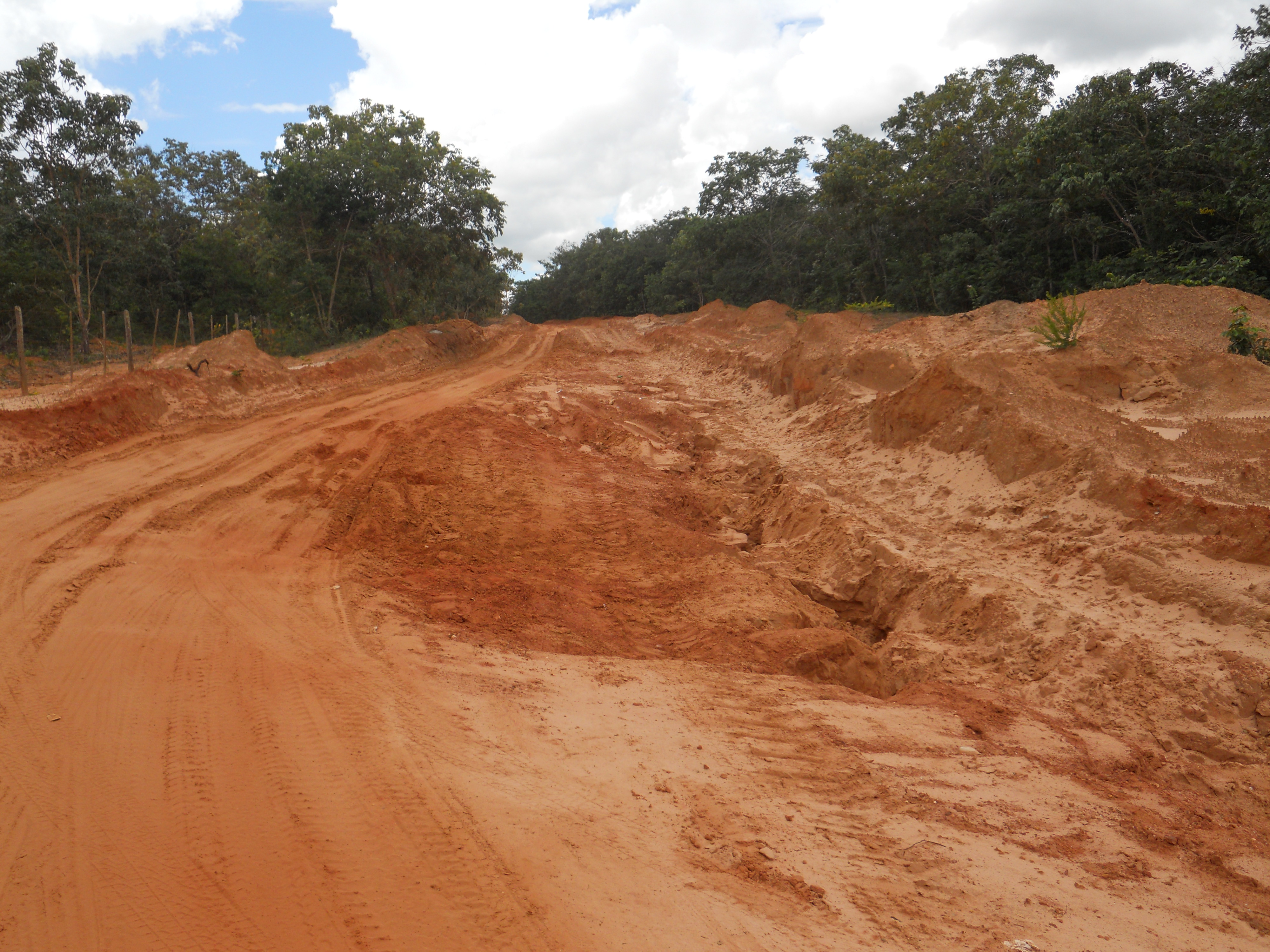 Road leading to Ferronorte Railroad near Alta Araguaia in southeastern Mato Grosso, Brazil