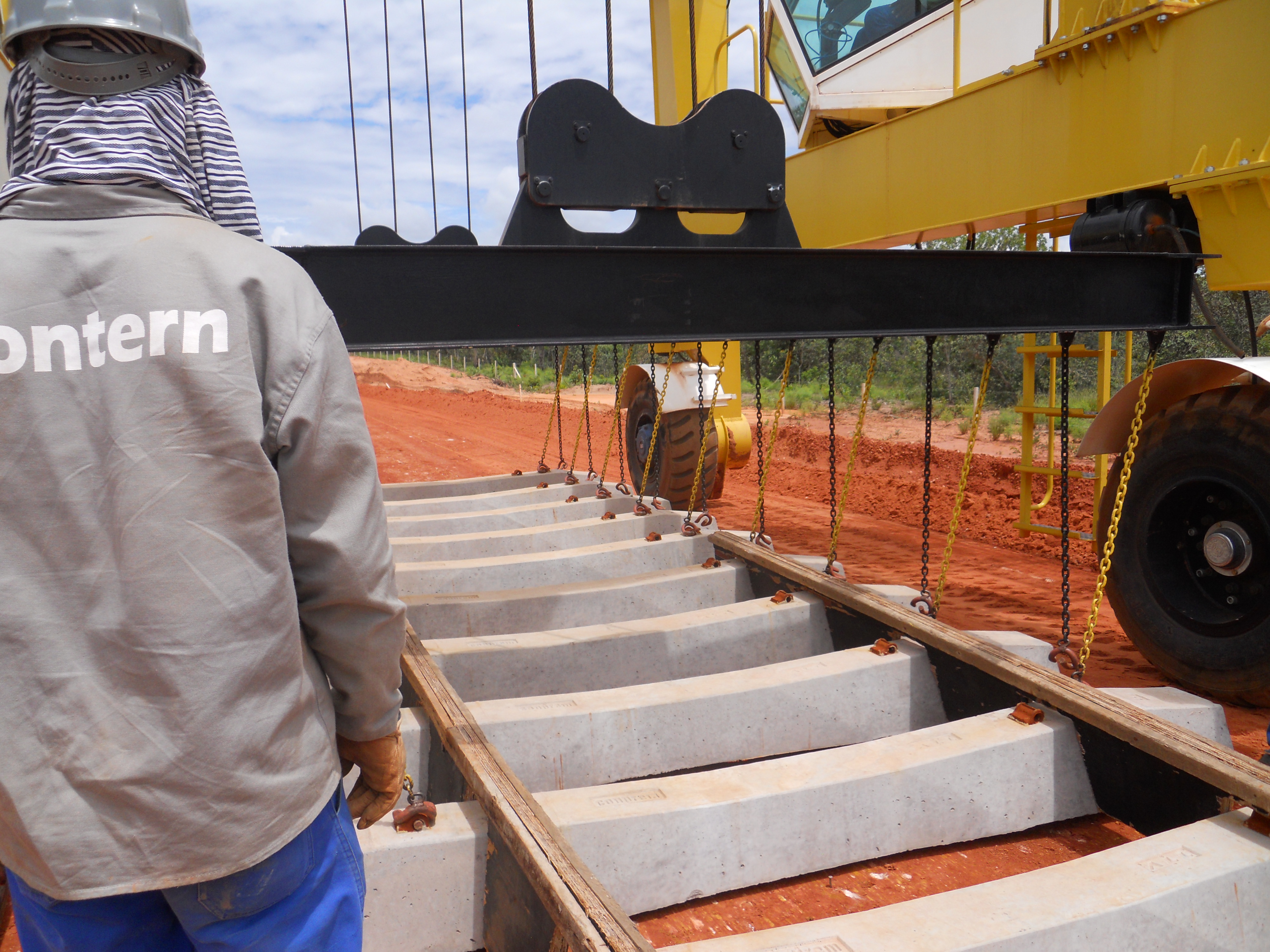 Spacing of ties along Ferronorte Railroad near Alta Araguaia in southeastern Mato Grosso, Brazil