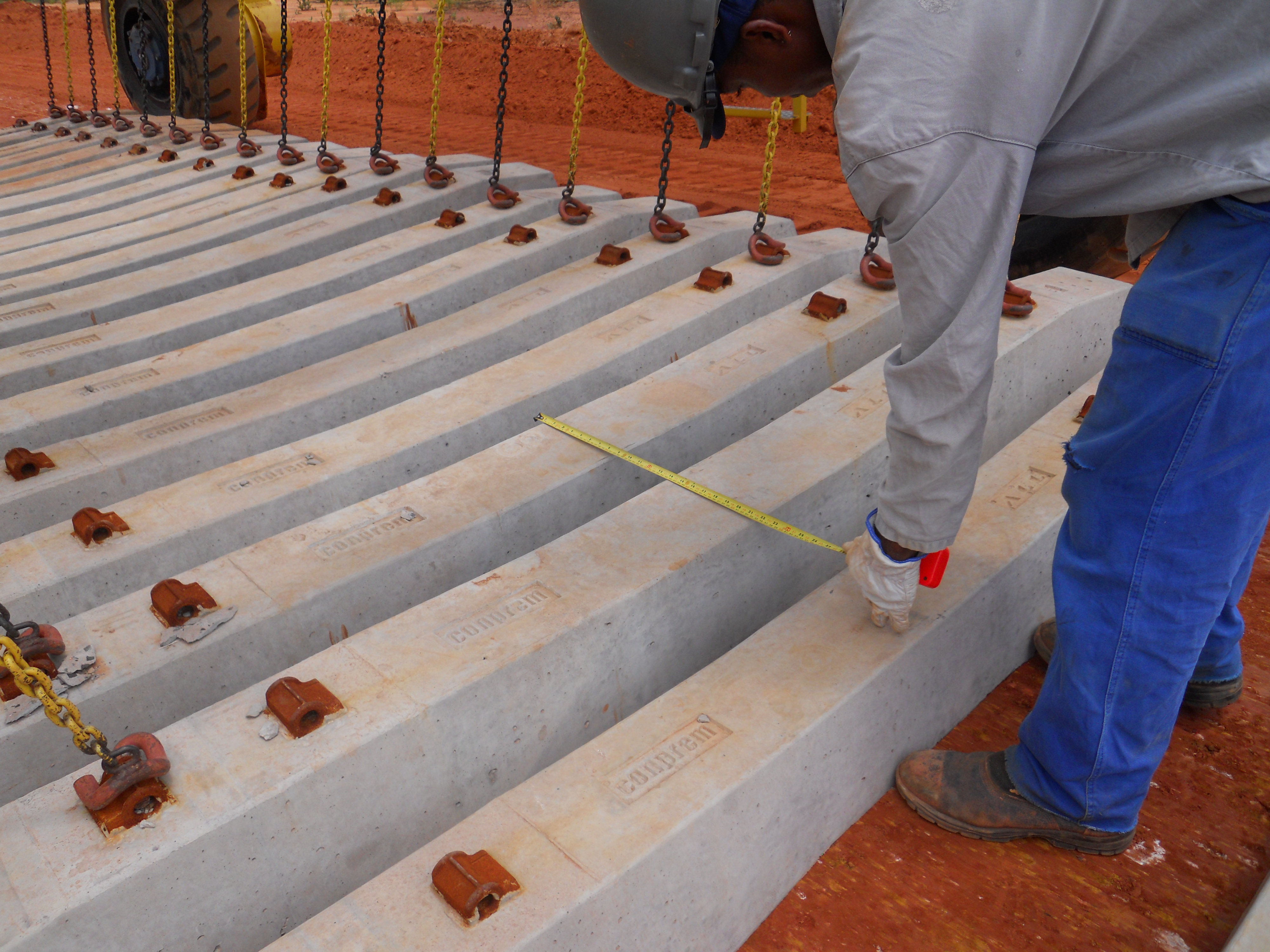 Spacing of ties along Ferronorte Railroad near Alta Araguaia in southeastern Mato Grosso, Brazil
