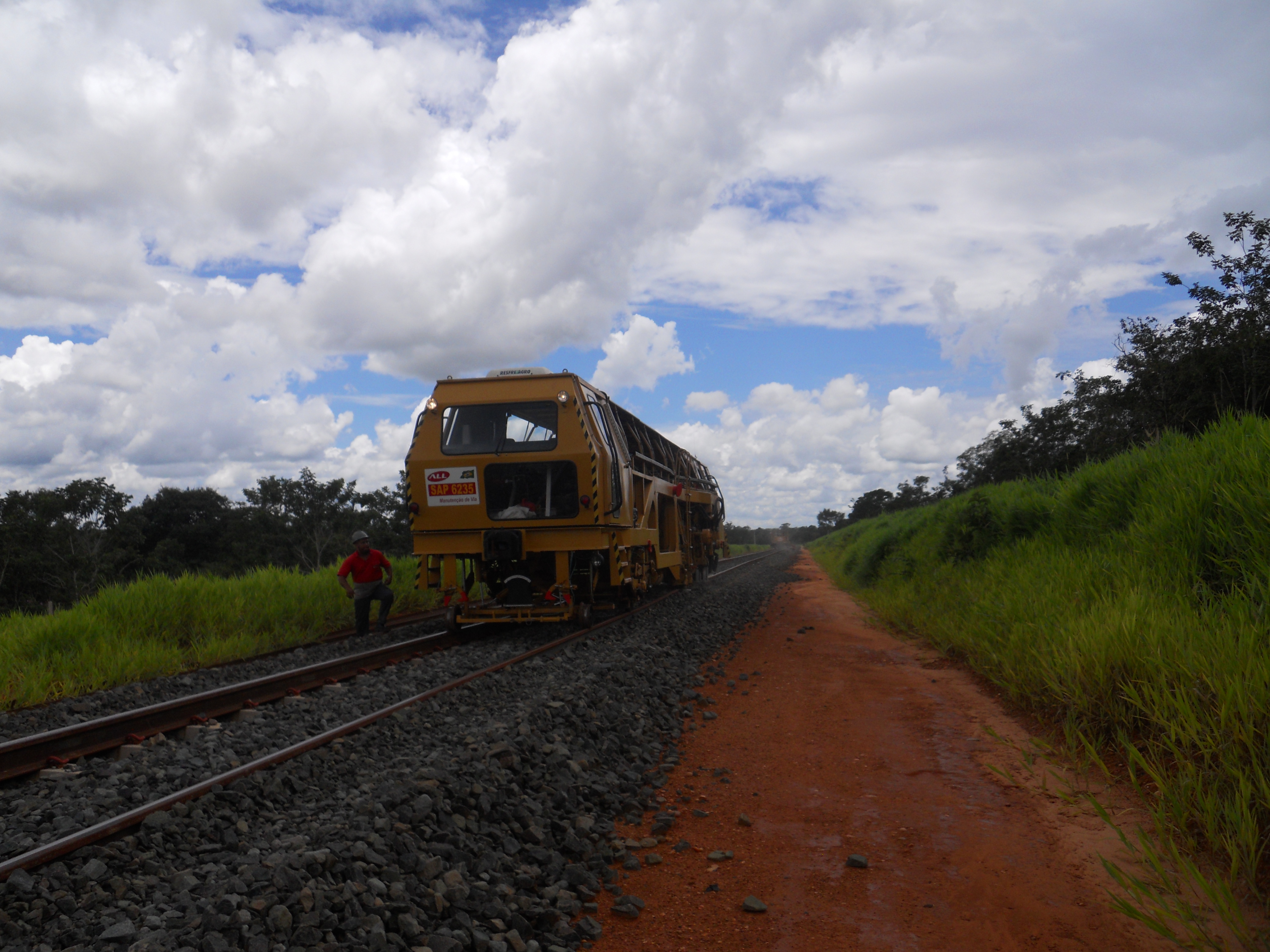 Aligning and leveling new track on Ferronorte Railroad near Alta Araguaia in southeastern Mato Grosso, Brazil