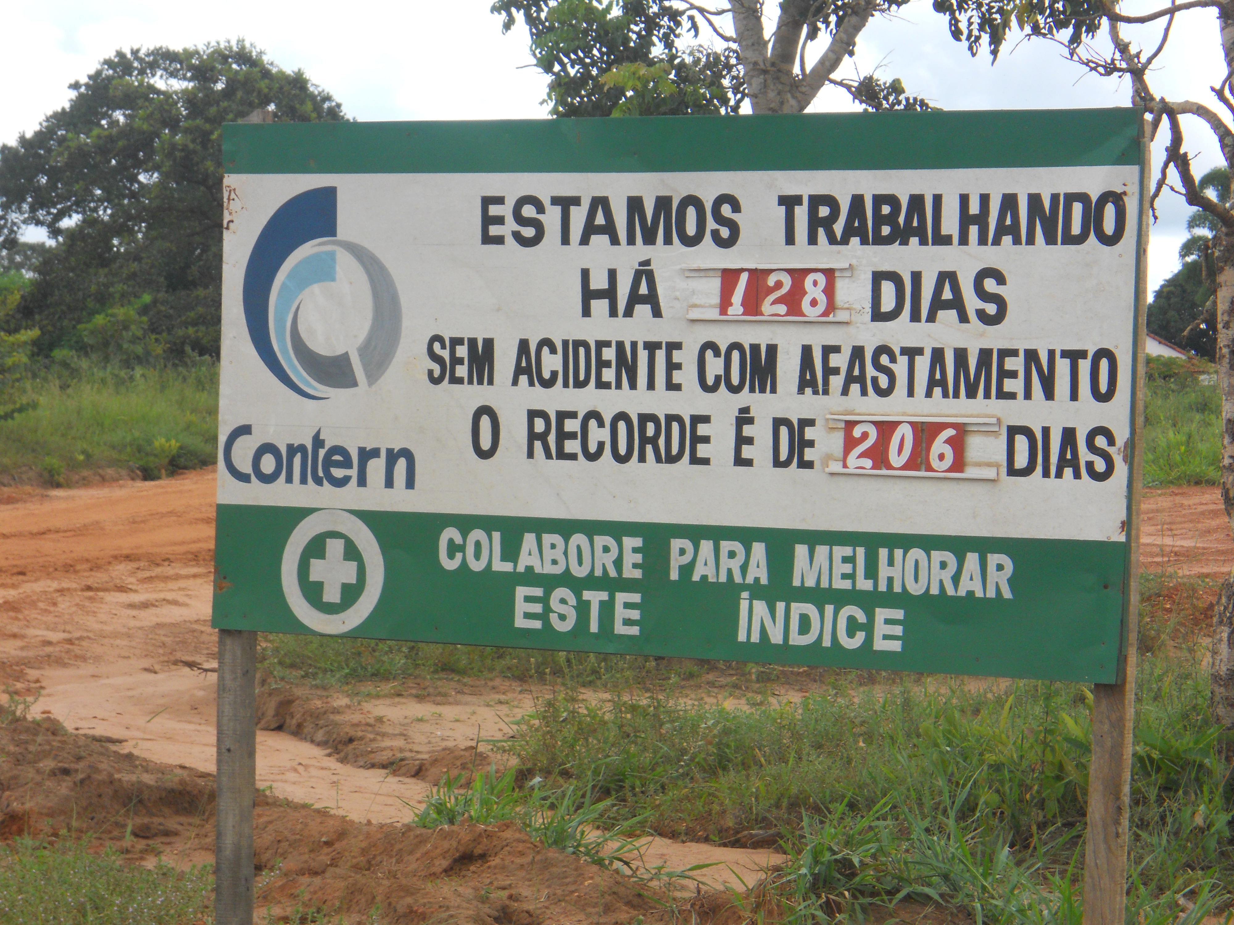Sign along Ferronorte Railroad in Mato Grosso, Brazil designating that that there have been 128 days without an accident and that the record number of days without an accident is 206 days