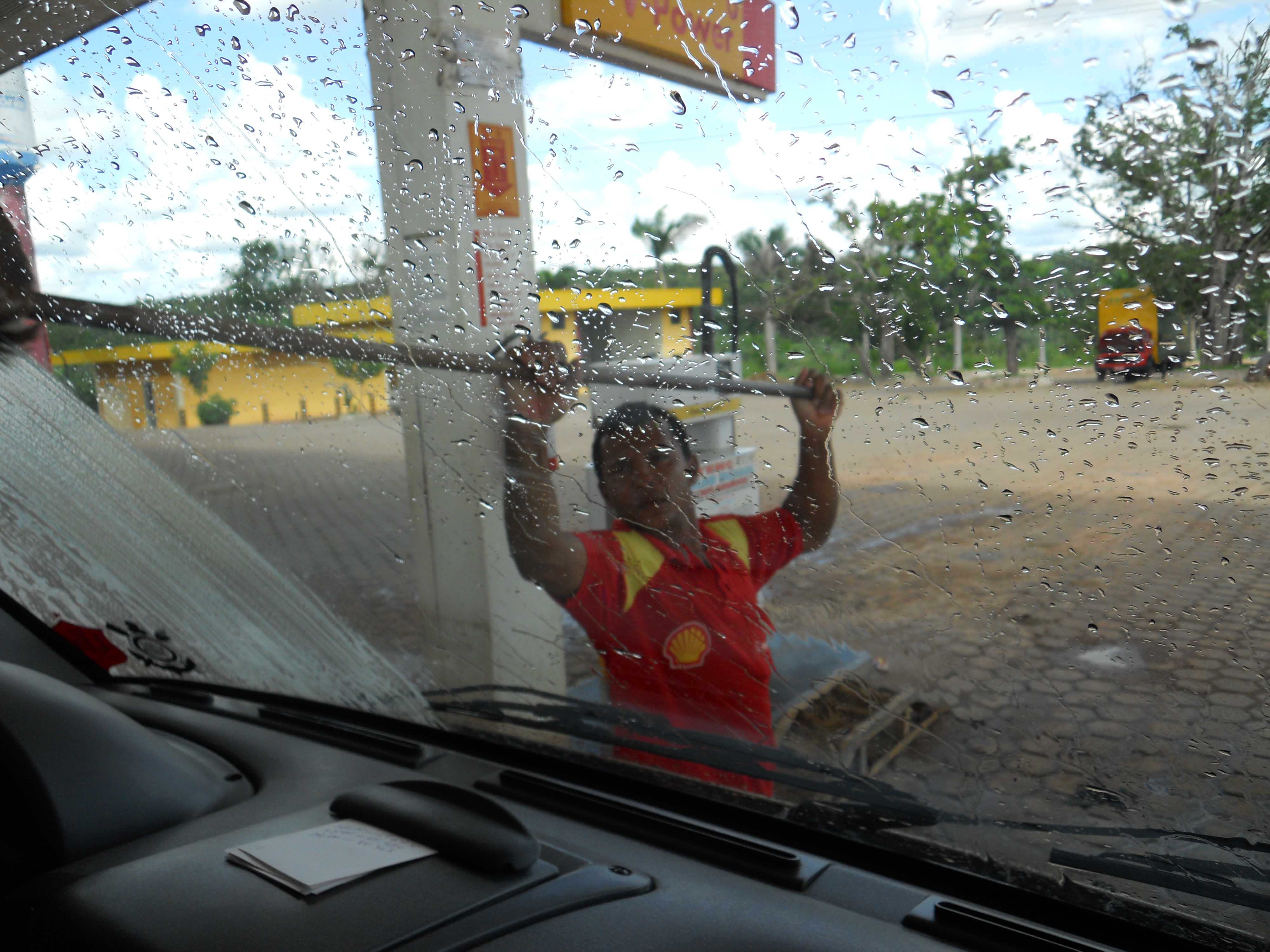 Quick way to clean the windshield in Rondonia, Brazil