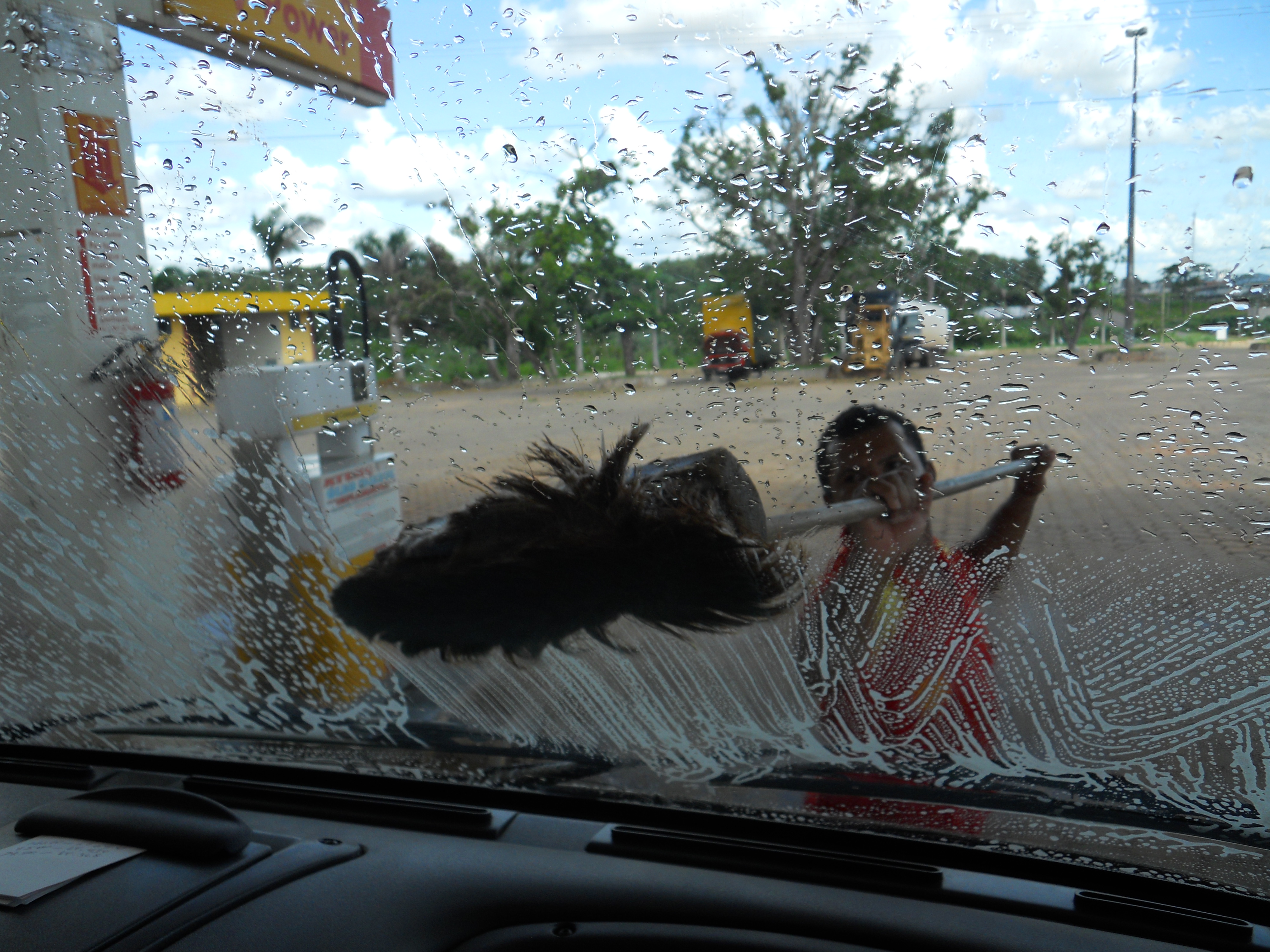 Quick way to clean the windshield in Rondonia, Brazil